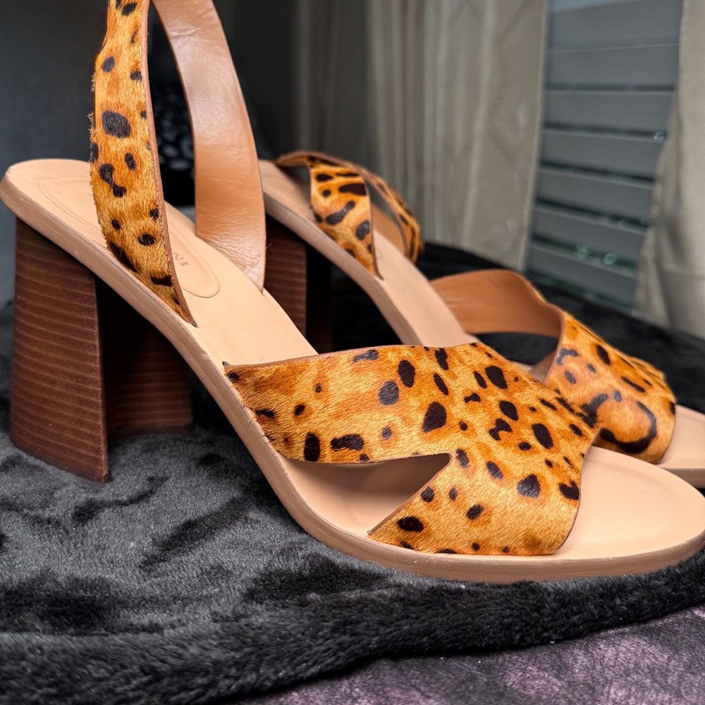Gianni Bini Brown Tan Sandals with Leopard Print